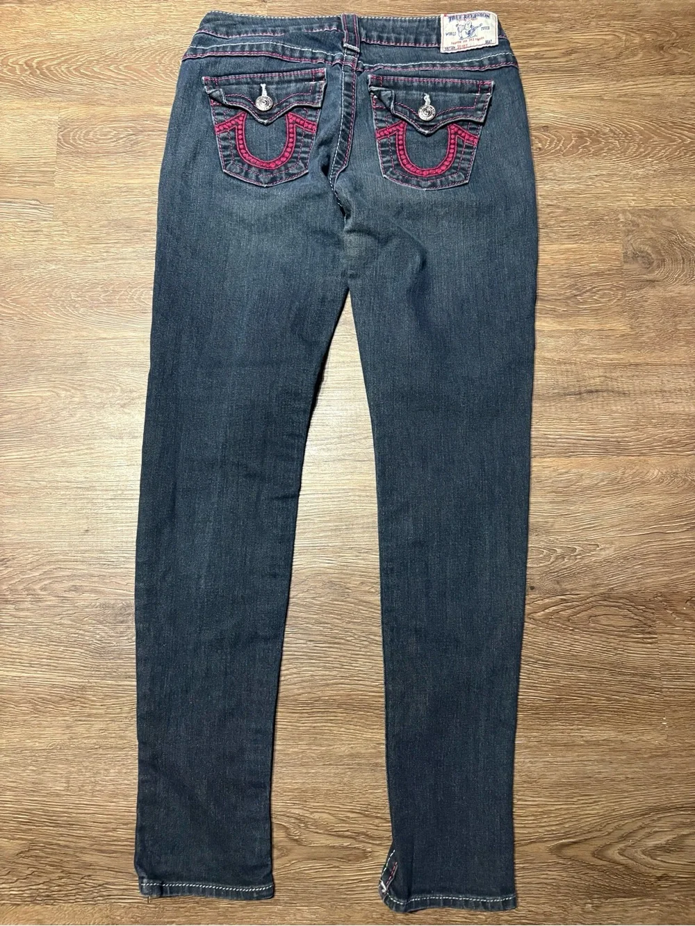 True religion skinny jeans dark wash with pink stitching - Picture 2 of 8